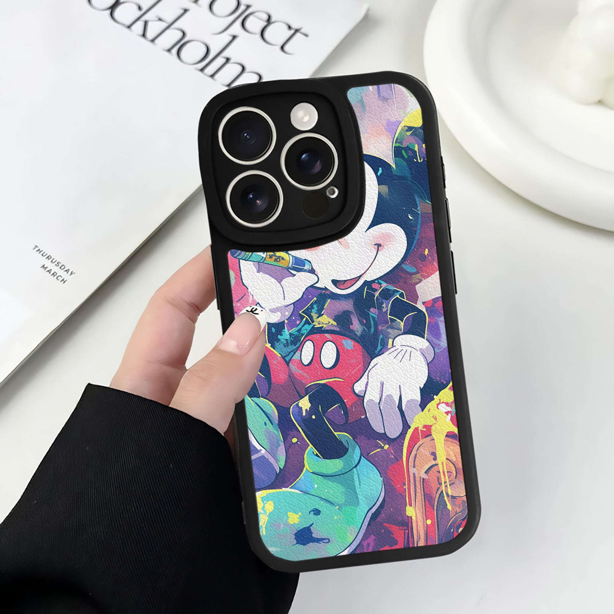 （画像用） ミッキーマウス Mickey Mouse 【iPhone 16シリーズ対応】シリコンスマホケース（レザー調） 材質：シリコン